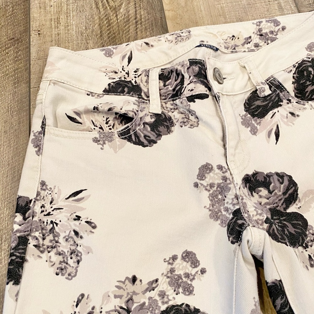 American Eagle Black White and Gray Floral Skinny Jeans - Picture 5 of 10